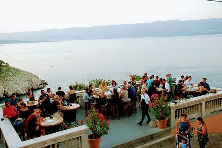 Restaurante Mada, junto a los acantilados de Vrbnik en la isla de Krk (Croacia)