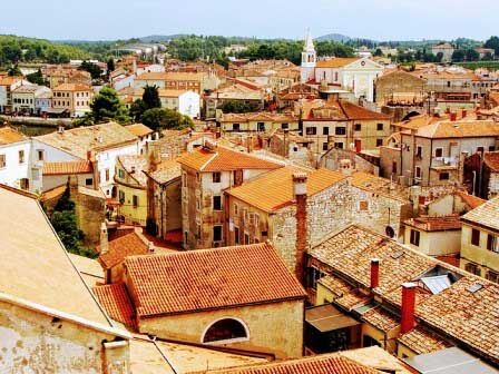 Vistas de Porec desde la Basílica Eufrásica de Porec (Croacia)