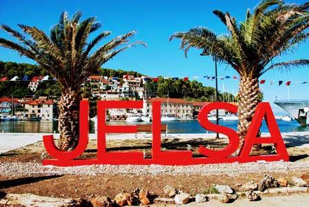 Cartel que da la bienvenida al pueblo de Jelsa (Isla de Hvar)