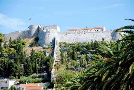 Ciudadela o Fortaleza Española custodiando la ciudad de Hvar (Croacia)