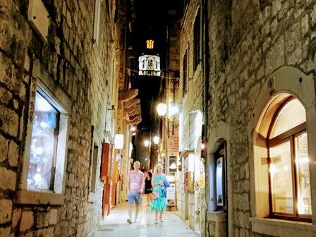 Coquetas callejuelas medievales de Korcula iluminadas por la noche (Croacia)