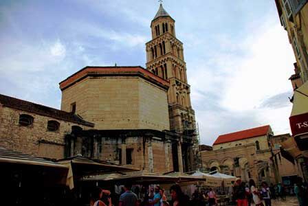 El enorme campanario de la Catedral de San Duye de Split (Croacia)