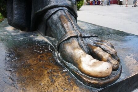 Enorme pie de la escultura del obispo Gregory of Nim en Split