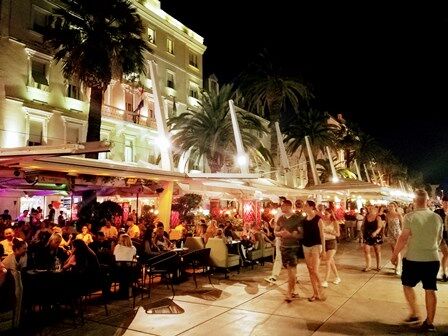 Gran ambiente nocturno en las terrazas del Paseo Marítimo de Split