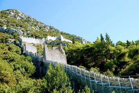 Las murallas de Ston atravesando el Monte San Miguel (Croacia)