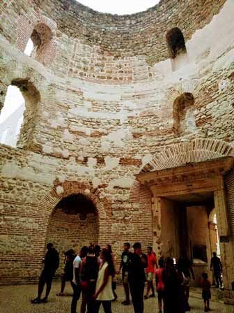 Lujoso vestíbulo del Palacio de Diocleciano de Split (Croacia)