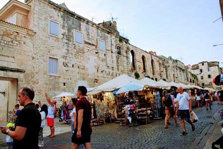 Muros del Palacio de Diocleciano por fuera en Split (Croacia)