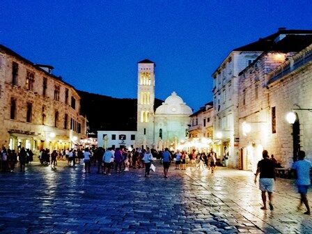 Plaza del Pueblo de Hvar, con la Iglesia de San Esteban iluminada (Croacia)