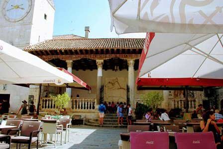 Preciosa logia sobre columnas romanas (Trogir)
