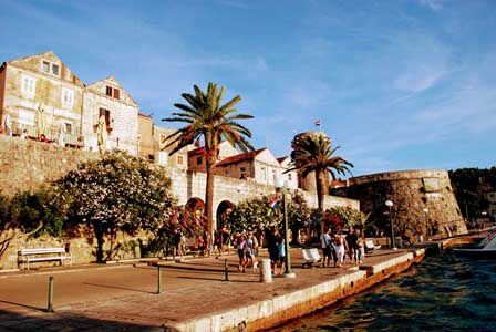 Precioso paseo bajo las murallas de Korcula (Croacia)