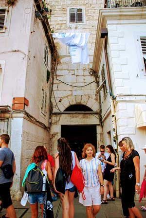 Puerta de Latón que se accede desde Riva en Split (Croacia)