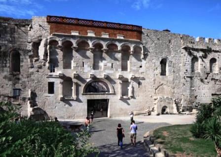 Puerta de Oro, la entrada principal al Palacio de Diocleciano de Split (Croacia)