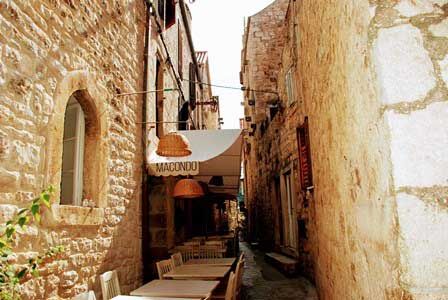 Románticos resturantes en las callejuelas de Hvar (Croacia)