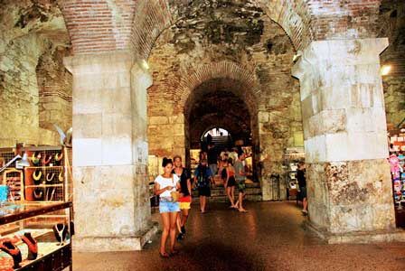 Tienditas en los sótanos del Palacio de Diocleciano en Split (Croacia)